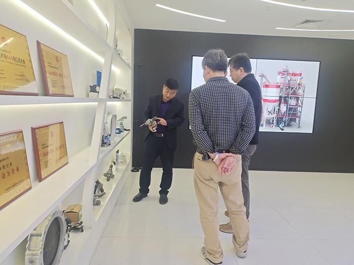 河南燁華歡迎客戶來公司實地考察 洽談合作